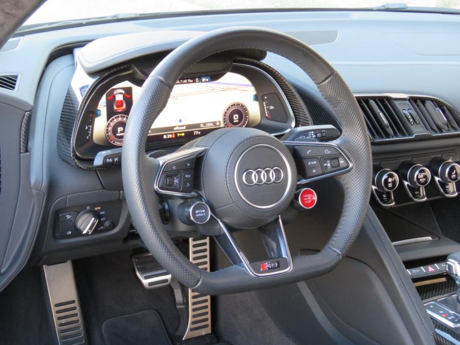 Панель приборов Audi R8 RWS 2018 года  (фото 39 из 70)
